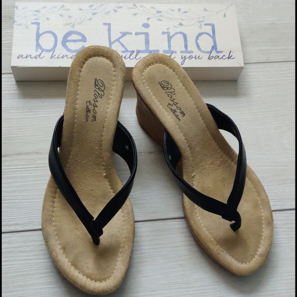 Size 6, 3" sandal - Picture 2 of 4